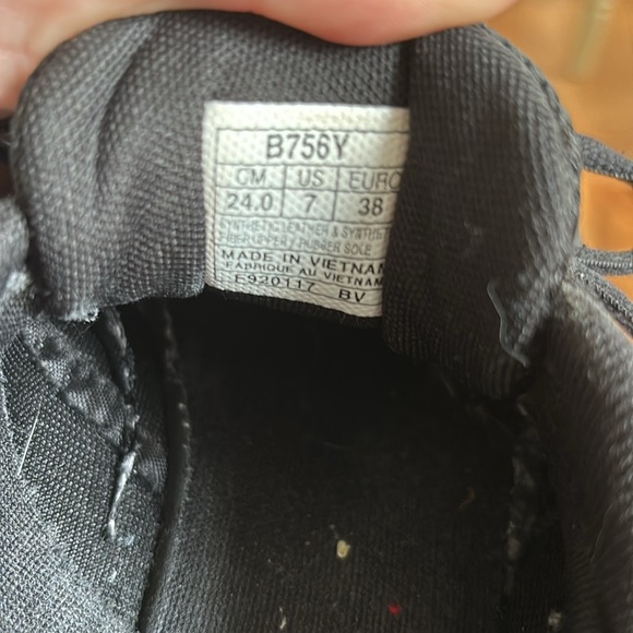 asics volleyball shoes little bit worn - Picture 2 of 2